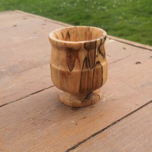 Coquetier en hêtre échauffé