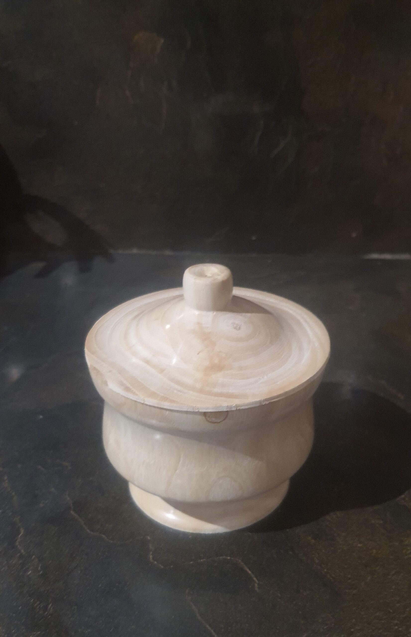 boîte artisanale en hêtre massif tournée à la main
